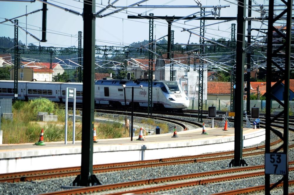El desvío por Vilagarcía del tren Vigo-Ourense reaviva la demanda del servicio directo a Madrid. El cambio de recorrido fue un caso puntual como consecuencia del incendio forestal en Arbo