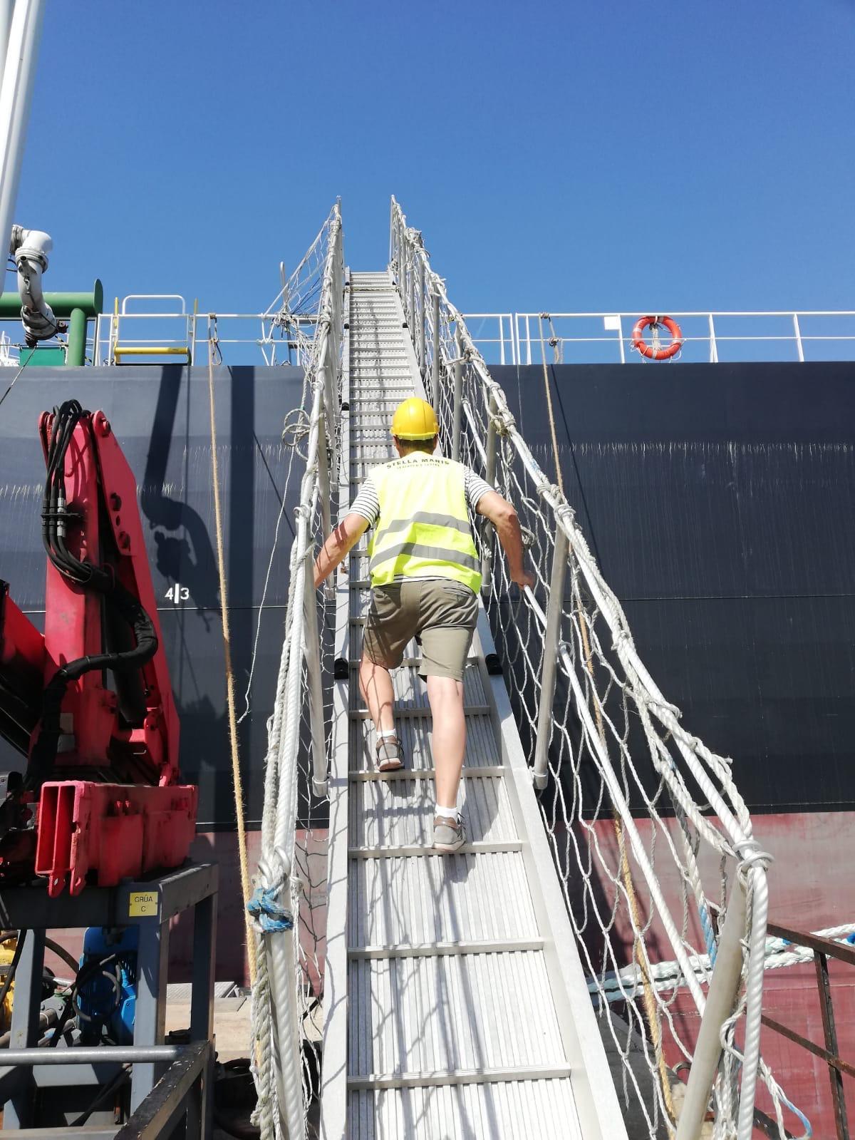 Inspector subiendo por la escalerilla a bordo