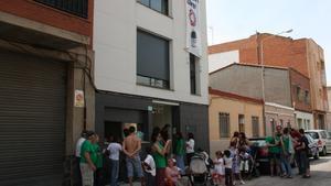 Miembros de la Plataforma de Afectados por la Hipoteca, a las puertas del edificio ocupado.