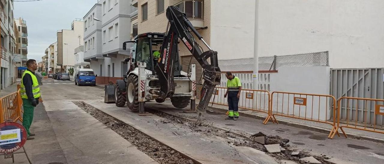 Los operarios de Facsa arrancaron ayer las actuaciones para renovar el colector ubicado en la playa de Moncofa.