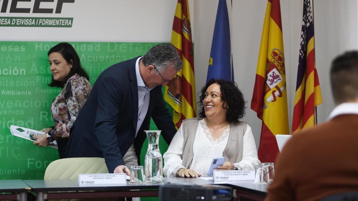 Alfonso Rojo conversa con Consuelo Antúnez, una de las vicepresidentas y tesorera, antes de empezar la asamblea.