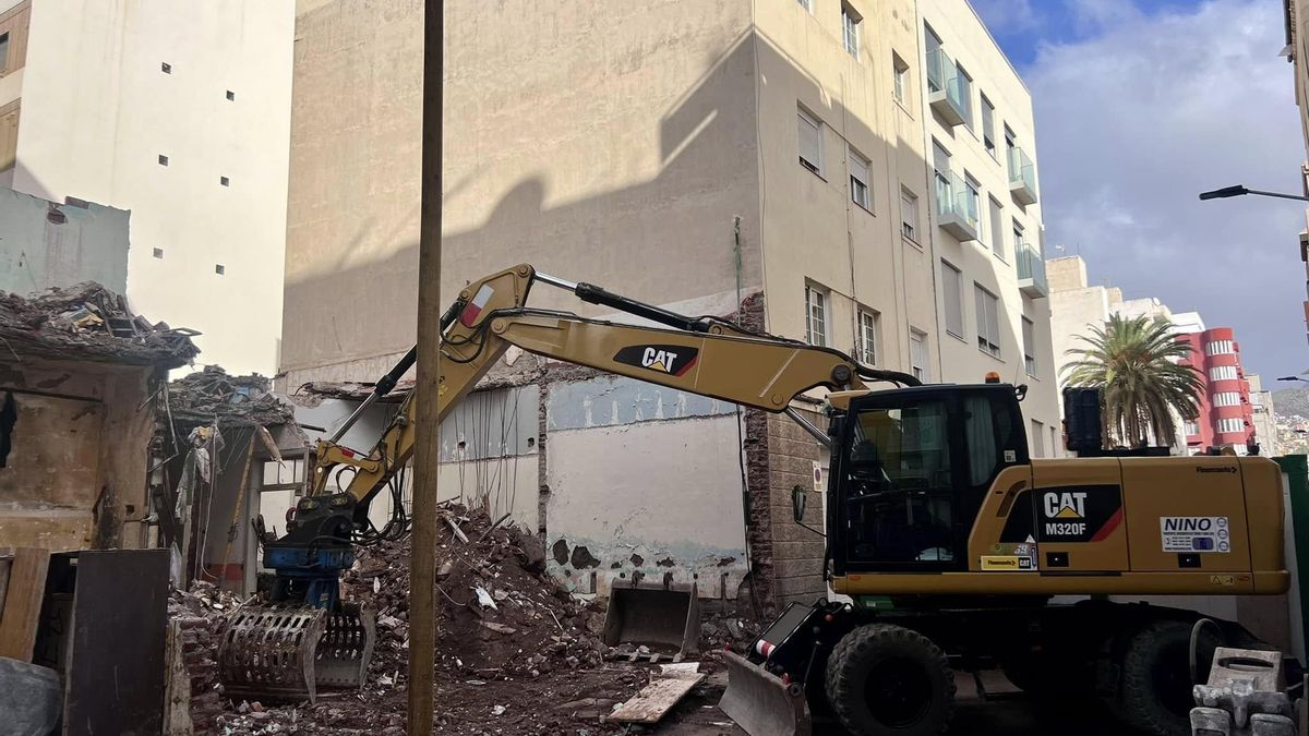 Demolición de la antigua casa del barrio de Duggi, en la capital.