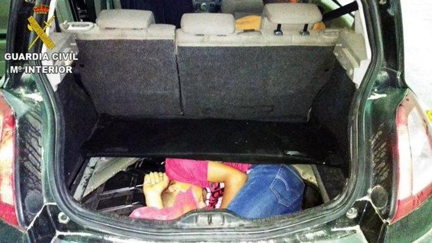 Rescatado un inmigrante oculto en el hueco de la rueda de repuesto de un coche