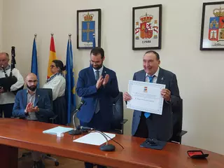 Graciano García recibe el título de Hijo Adoptivo de Tapia en un emotivo acto: "Este es un pueblo entrañable y heroico"