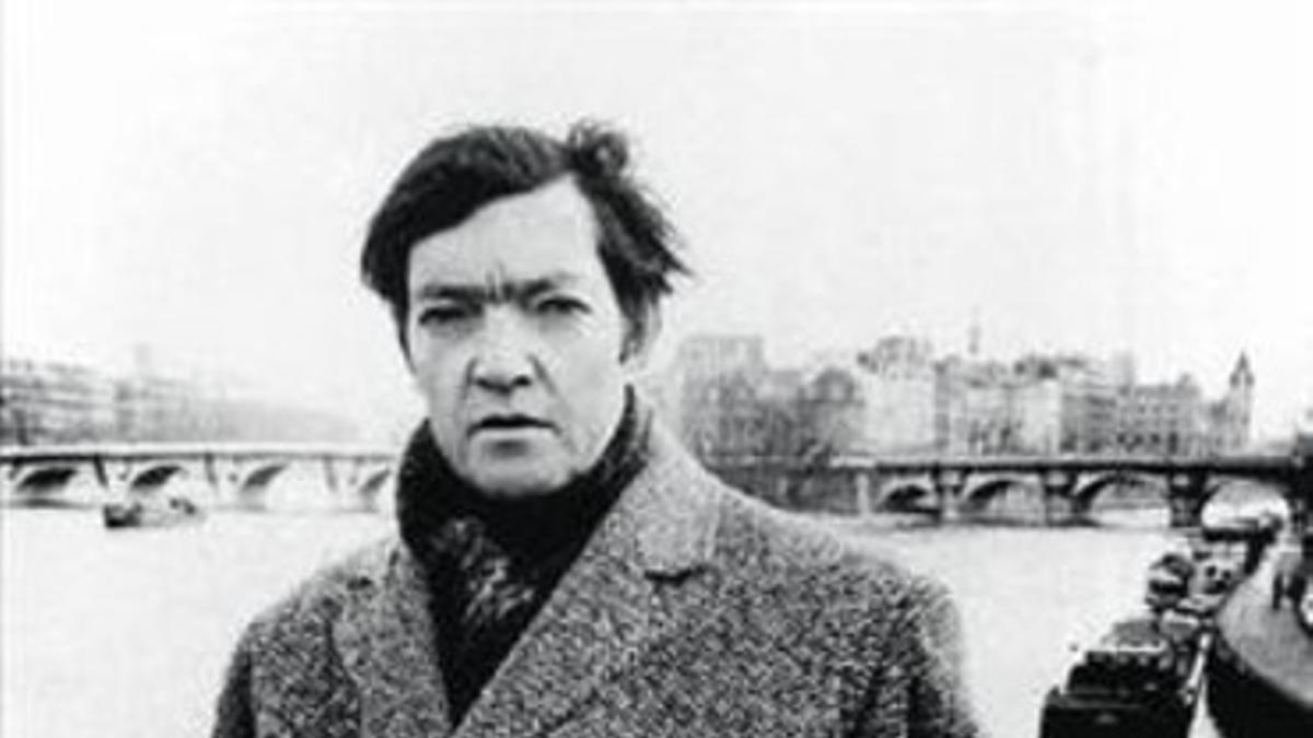 Luces y sombras 8Cortázar, en París, a finales de los años 50.