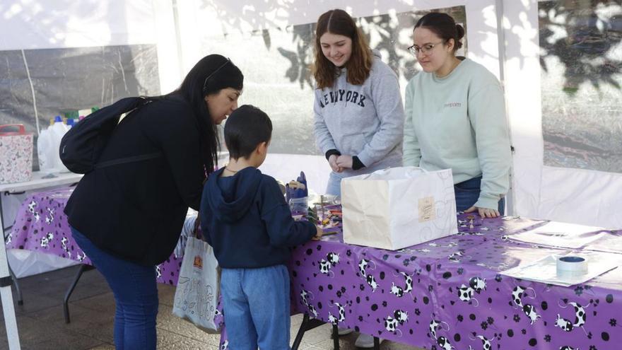 Mercadillo de trueque para despedir "Llaranes sostenible" | MIKI LÓPEZ