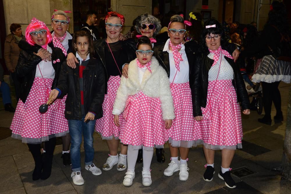 Participantes en el desfile del Momo en Cangas.