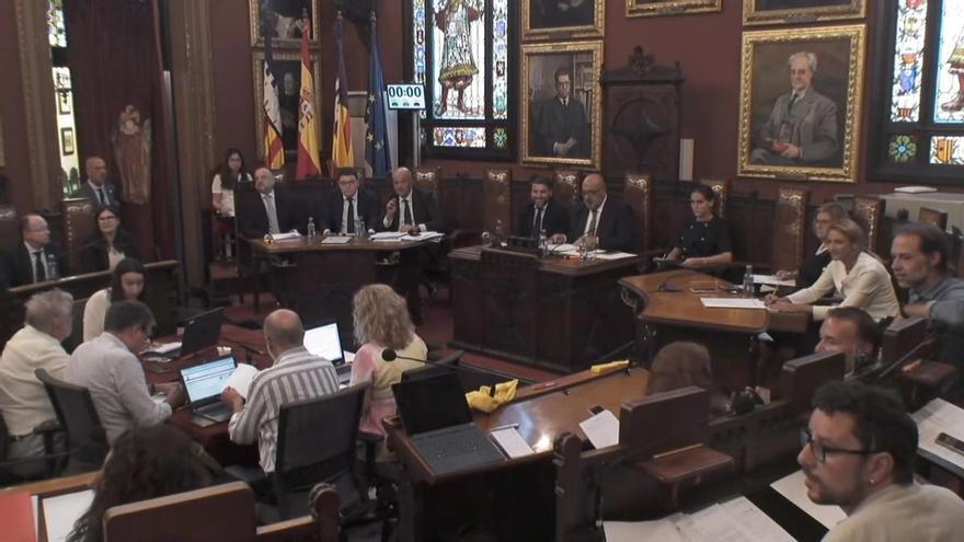VÍDEO | Bronca para terminar el pleno de Palma: Més y Podemos lo abandonan y el PP aprueba pedir cinco años de residencia para Son Busquets