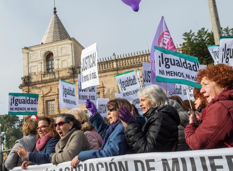 Cientos de manifestantes en la movilización ...