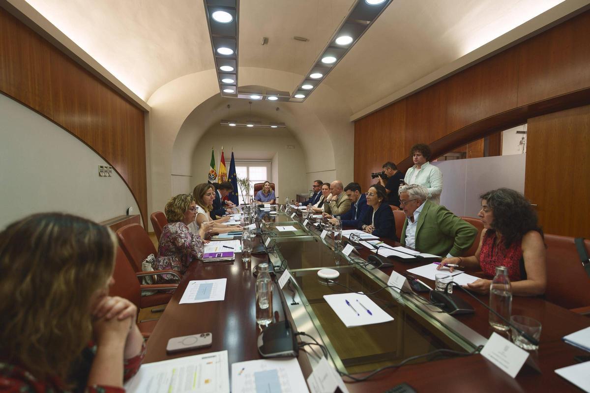 FOTOGALERÍA | María Guardiola preside la reunión del Consejo de Capitalidad de Mérida FOTOGALERÍA | María Guardiola preside la reunión del Consejo de Capitalidad de Mérida
