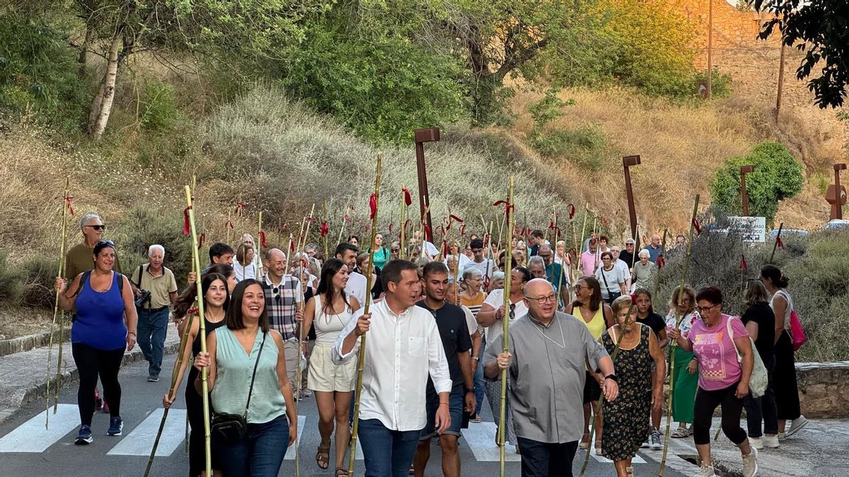 Participantes en la romería del patrón de Xàtiva, Sant Feliu, este viernes.