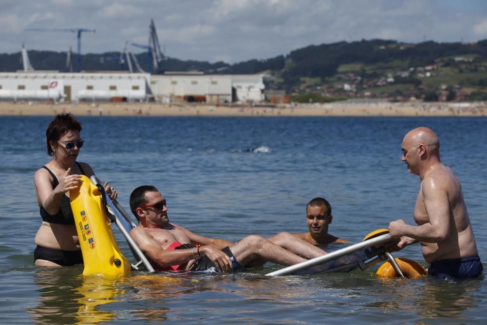 Servicio de baños en la playa de Poniente para personas con discapacidad