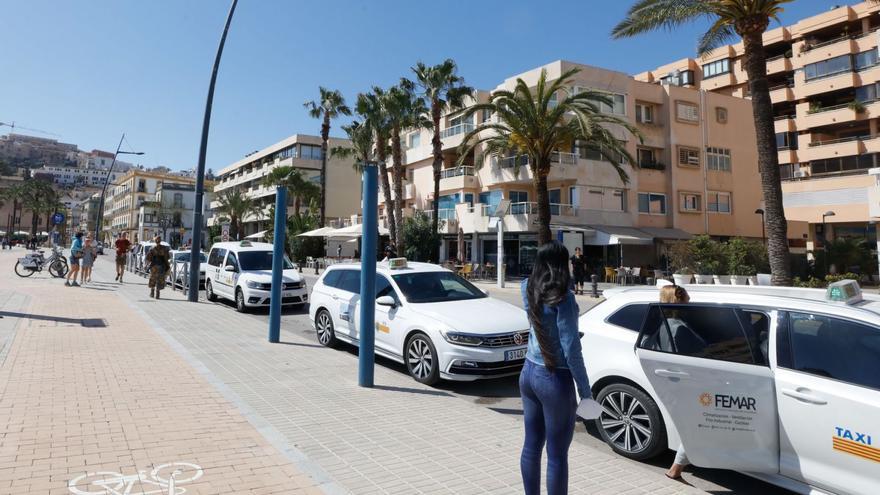 Fila de taxis en la parada de la avenida de Santa Eulària, en el puerto de Eivissa, en una imagen de archivo. | J. A. RIERA