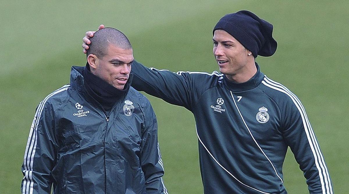 Primer entrenament del Madrid a Manchester, al camp del City.