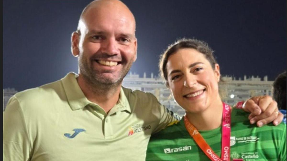 El técnico Juanvi Escolano y la lanzadora de peso campeona de España, Belén Toimil