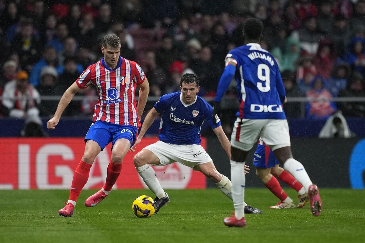 Alexander Sorloth, titular ante el Athletic, disputa un balón ante Vivian e Iñaki Williams.