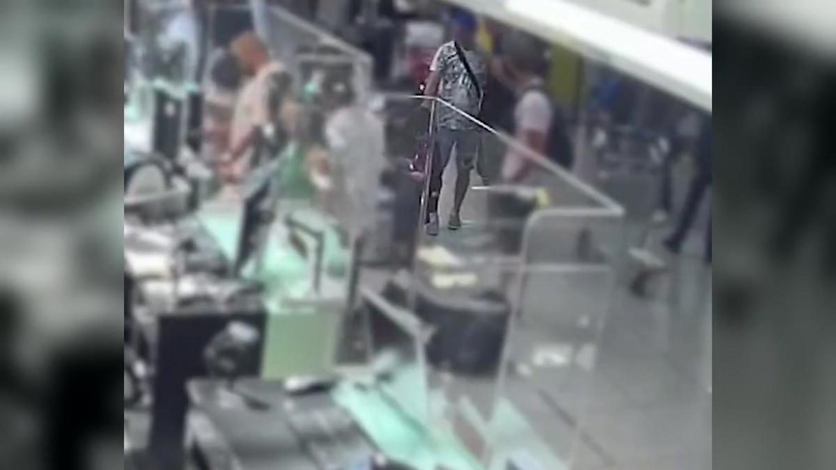 Detenido un hombre tras robar un equipaje en el aeropuerto de Barcelona valorado en 240.000 euros