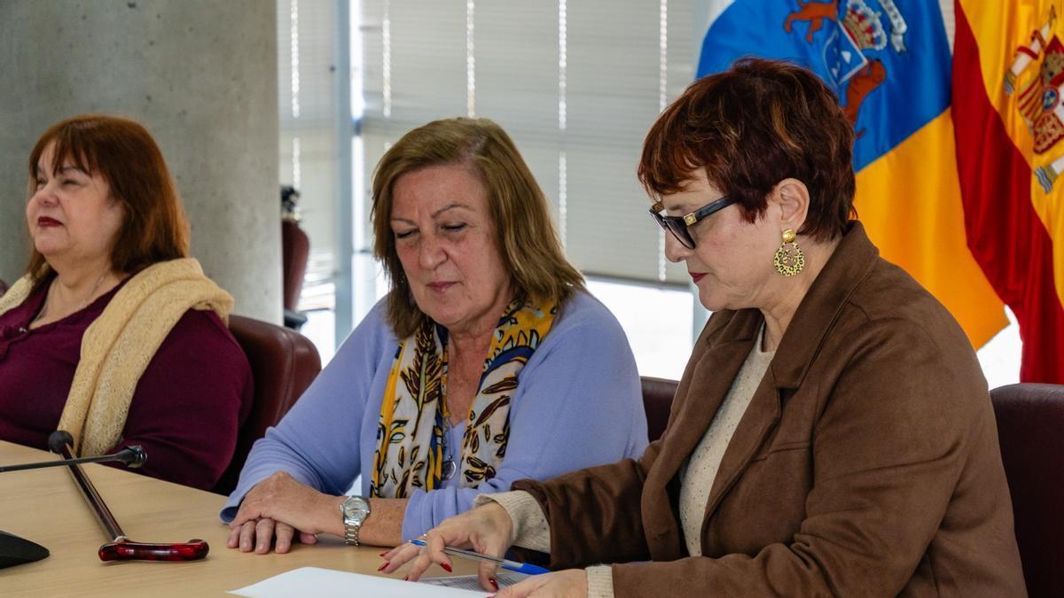 Imagen de la firma de la renovación del protocolo de actuación conjunta. Aparecen, de izq. a dcha., Sandra Santana, Carmen Laucirica y Candelaria Delgado.