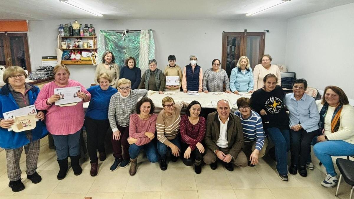 El diputado con alumnas del curso y directivas de As Saíñas de Castrelo.