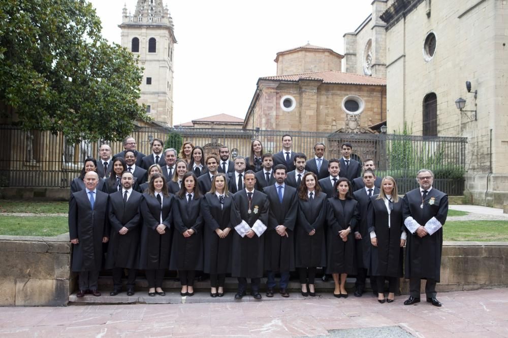 Diecisiete nuevos letrados juran su ingreso en el Colegio de Abogados.