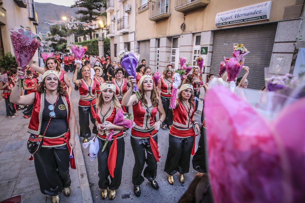 Desfile de abanderadas, ofrenda floral y procesión