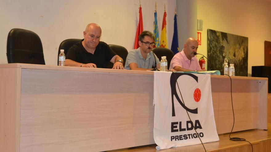 Imagen de una asamblea de socios del Elda Prestigio.