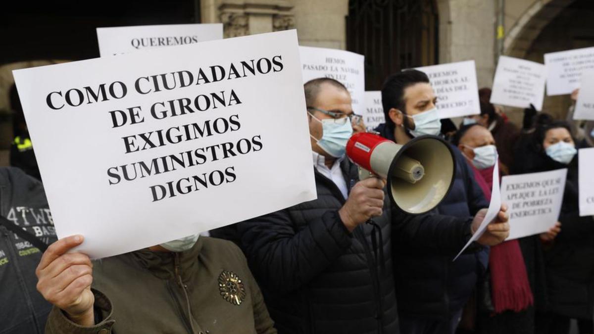 Concentració de veïns del Barri de Font de la Pòlvora. | ANIOL RESCLOSA