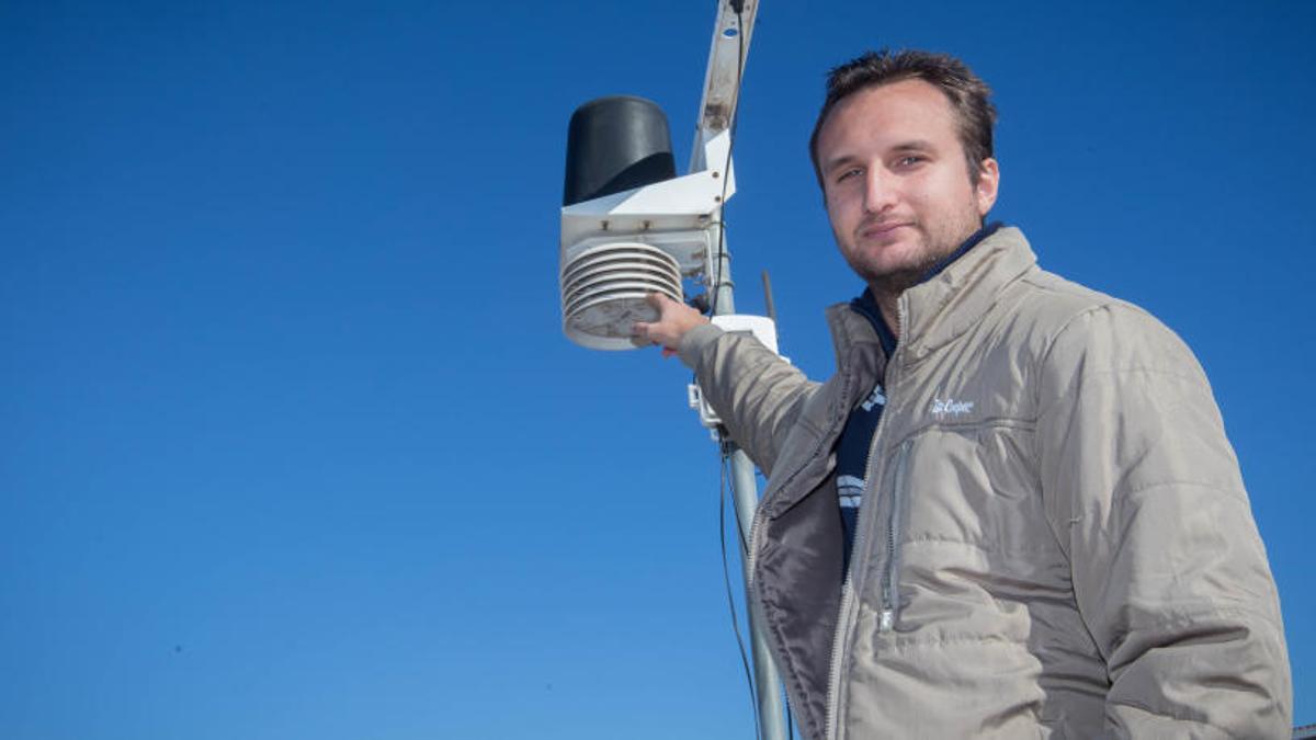 Samuel Biener, en la estación meteorológica del Laboratorio de Climatología de la UA.