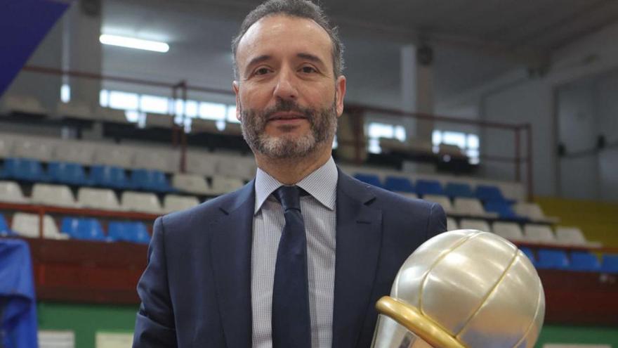 El presidente Roberto Cibeira, con la Copa de la LEB Oro. |  // IAGO LÓPEZ