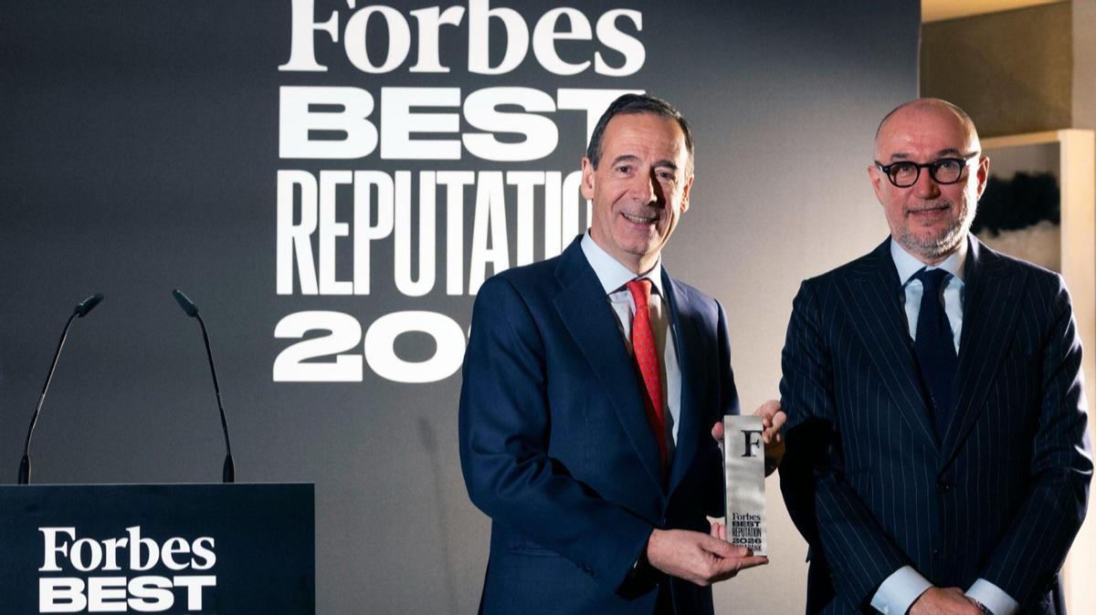 Gonzalo Gortázar, conseller delegat de CaixaBank, i Andrés Rodríguez, president de SpainMedia, durant l’entrega del premi Forbes Best Reputation.