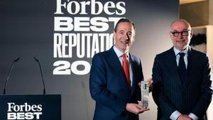 Gonzalo Gortázar, conseller delegat de CaixaBank, i Andrés Rodríguez, president de SpainMedia, durant l’entrega del premi Forbes Best Reputation.