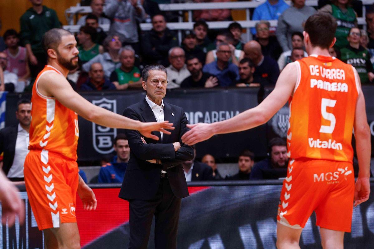 Pedro Martínez observa el saludo entre Thompson y de Larrea