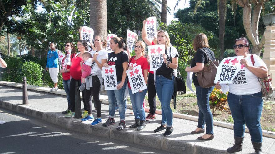 Concentración del colectivo &#039;Por una OPE más justa&#039;, ayer lunes.