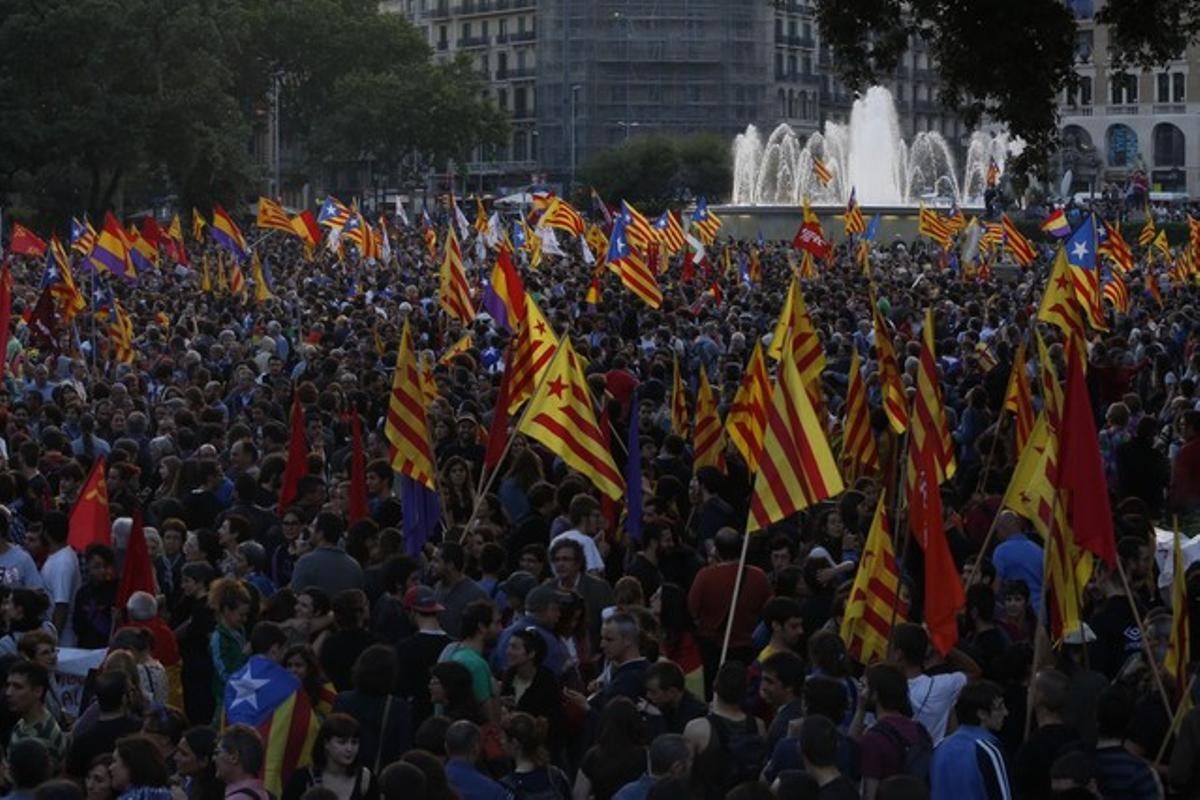 Banderes republicanes i estelades en la manifestació d’aquest dilluns per demanar un referèndum sobre la Monarquia a la plaça de Catalunya.