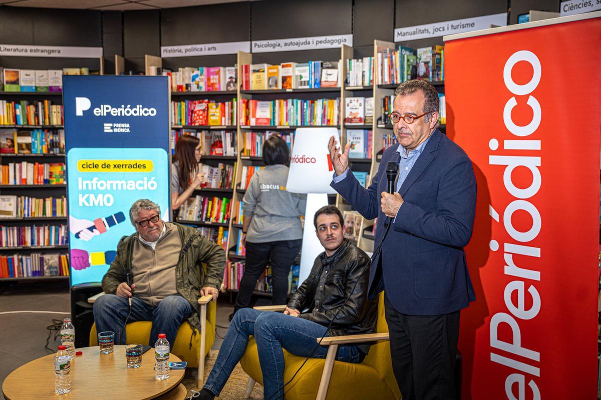 Alber Sáez, director de EL PERIÓDICO, en el coloquio ente el alcalde de Cornellà, Antonio Balmón y el periodista Manuel Arenas.