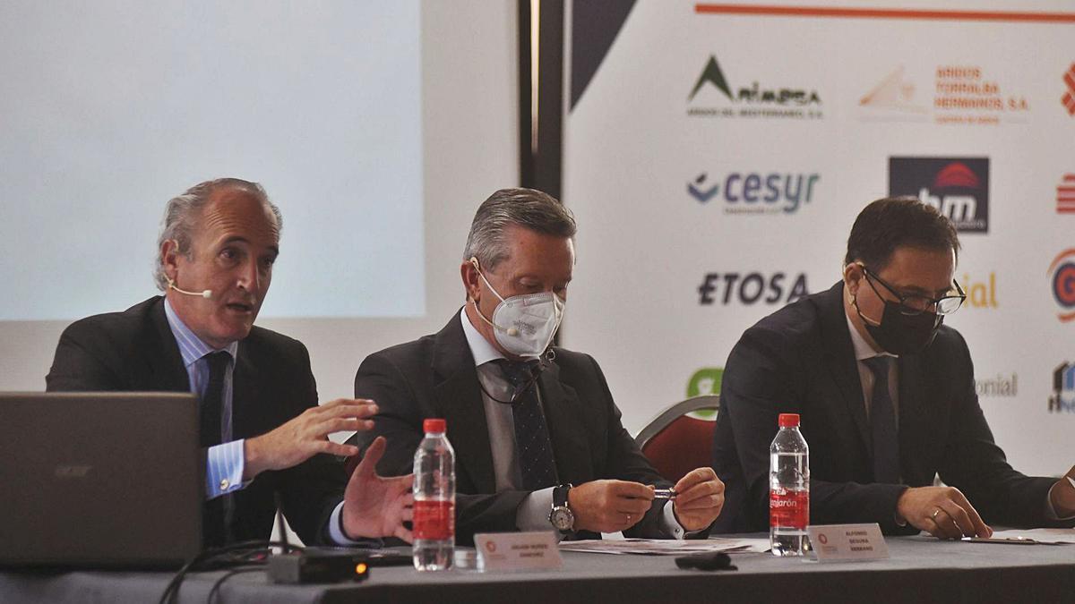 Julián Núñez, presidente de Seopan (i), junto a Alfonso Segura y José Hernández, en la asamblea de la Cámara de Contratistas.