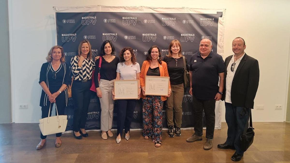 Las dos docentes premiadas, al centro, junto a compañeros del IES Jaume I en la entrega de premios
