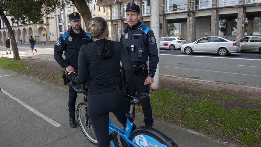 La Policía Local de A Coruña inicia una campaña de control de usuarios de bicicletas y patinetes
