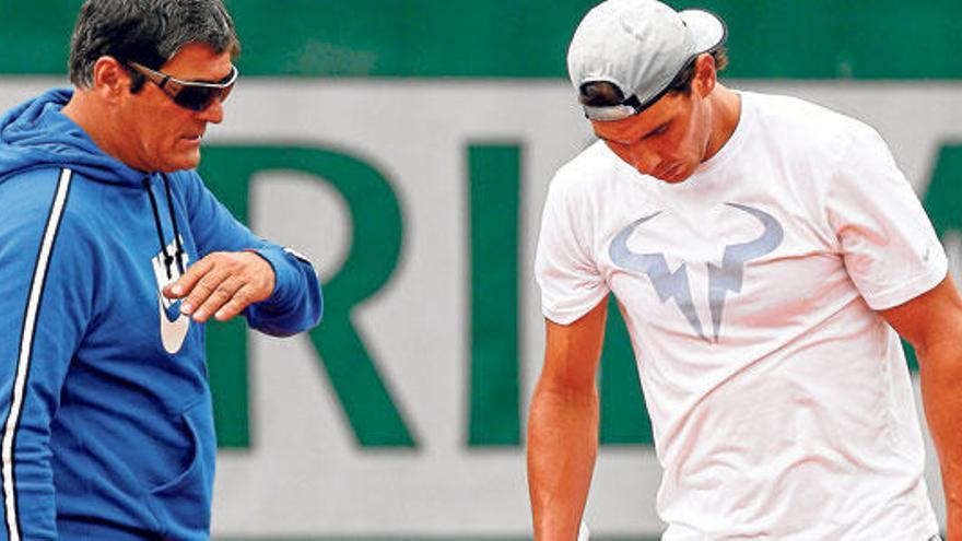 Toni Nadal junto a su sobrino en un entrenamiento en Roland Garros esta semana.