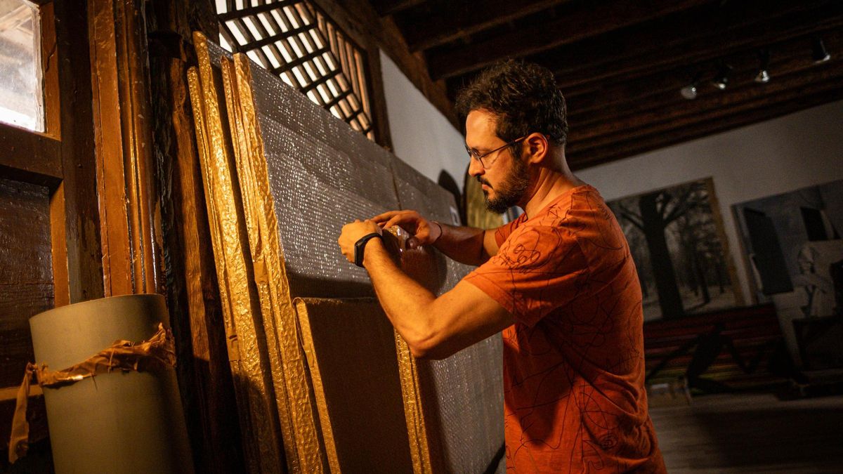 Frasco Pinto, de la galería Artizar, preparando un envío.