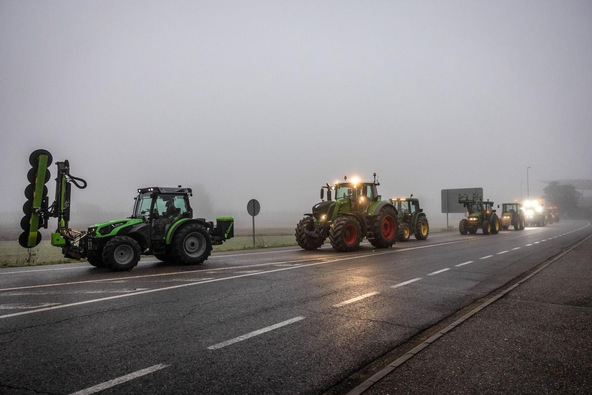 Agricultores catalanes bloquean la A-2 a la altura de Fondarella (Pla dUrgell) con sus tractores durante las protestas para pedir mejores condiciones para el sector