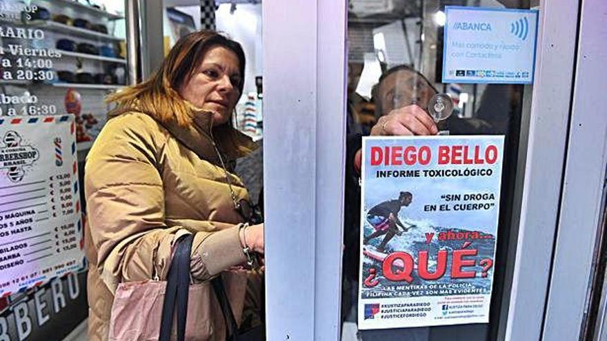 Voluntarias que repartieron carteles sobre el caso de Diego Bello, ayer en el entorno de la calle Barcelona.