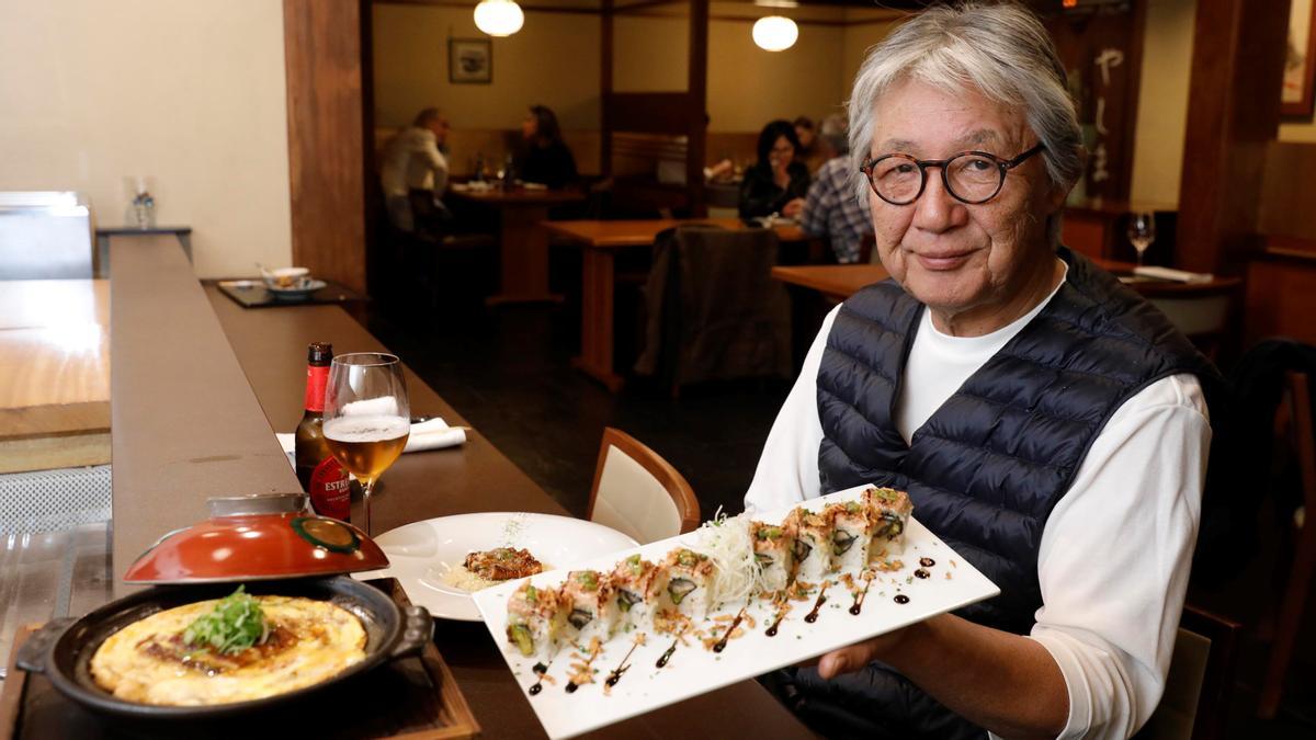 El propietario del restaurante Yashima, Yoshi Yamashita, posa con tres platos elaborados con anguila: 'rissotto' con anguila, revuelto de anguila con tofu y 'sushi' de anguila.