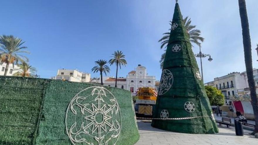 Instalación del gran árbol de Navidad, en la plaza de España de Mérida.