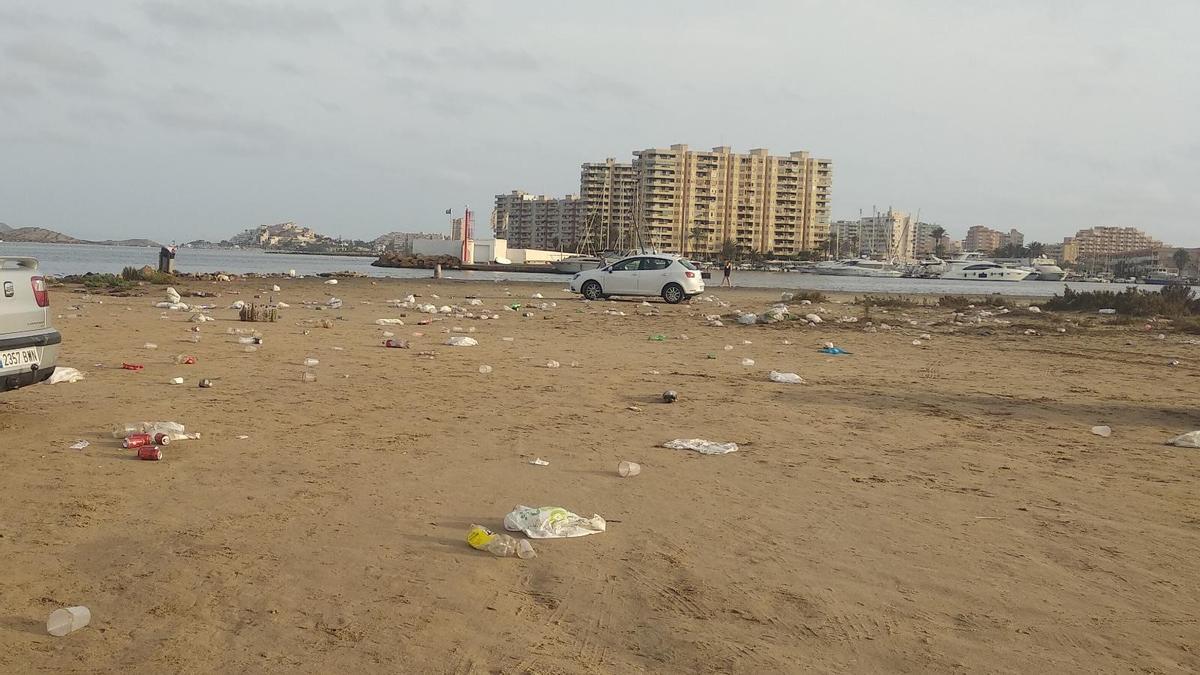 La Playa El Vivero de La Manga llena de basura.