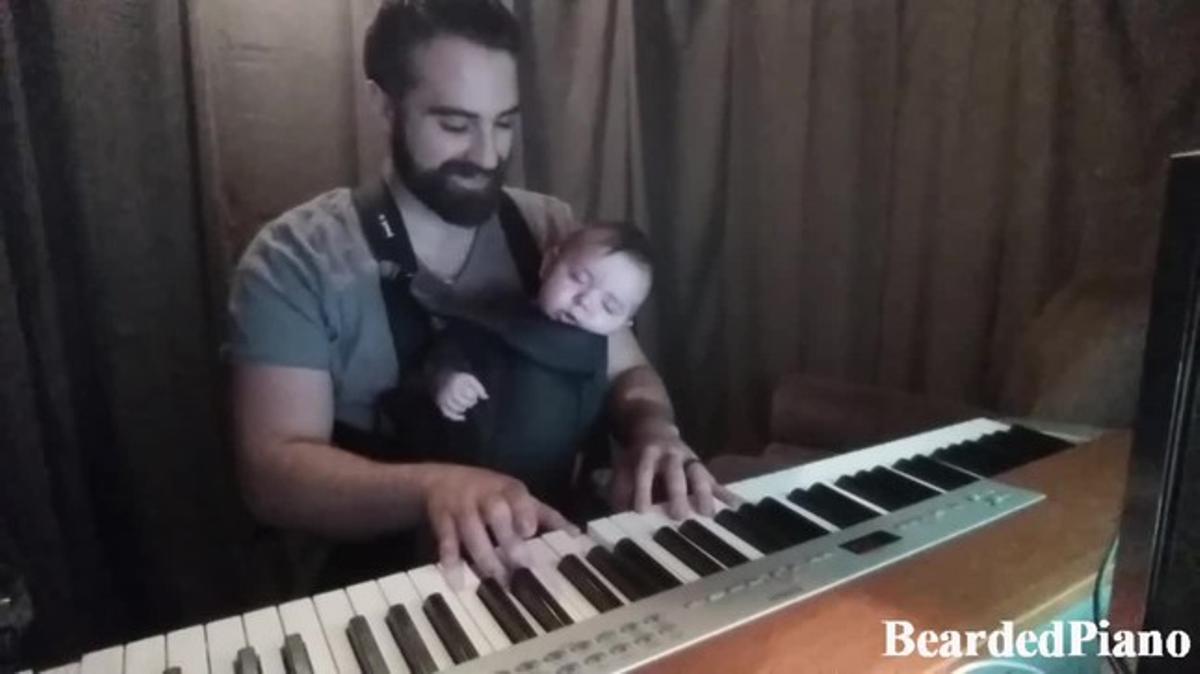 David Motola (BeardedPiano) duerme a su bebé tocando una canción de Brahms en el piano