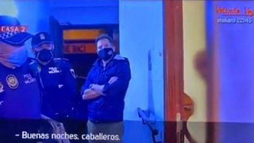 Llama la Policía a su puerta y su respuesta ya es historia de internet