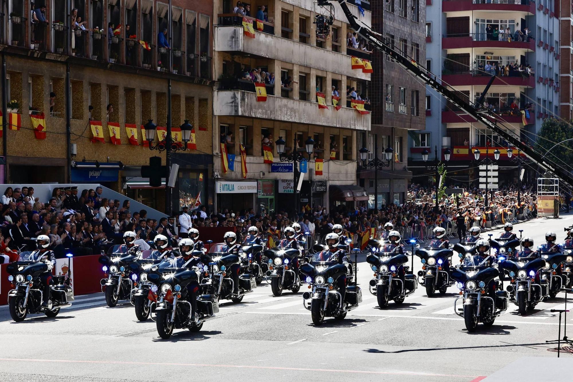 EN IMÁGENES: Así fue el multitudinario desfile en Oviedo por el Día de las Fuerzas Armadas