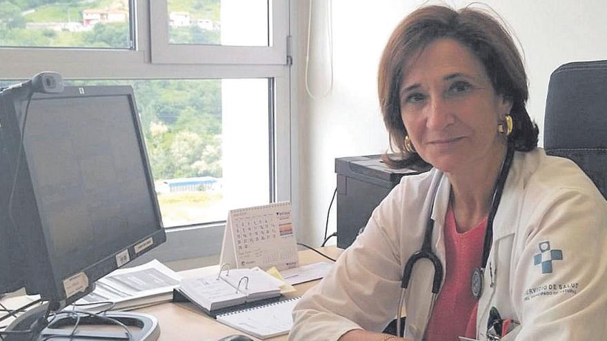 La médica Carmen Calvo en el hospital de Mieres