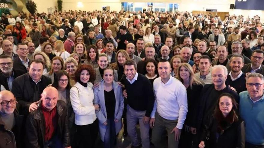 Mompó mueve ficha con un acto masivo ante el Congreso de Feijóo